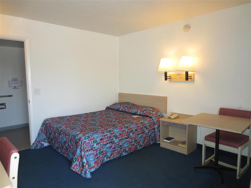 Anderson Inn, Anderson, Indiana Room photo